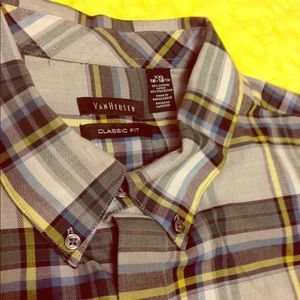 VanHeusan Men's classic fit button shirt