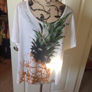 Adorable top w/ pineapple, perfect for the beach