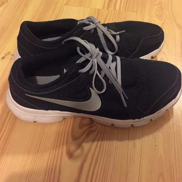 Black nike sneakers size 8.5