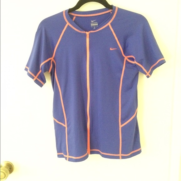 Nike fitness top