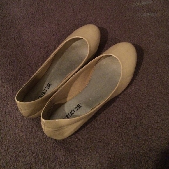 Beige ballet flats perfect condition!!