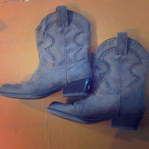 Size 8.5 Fabric Western Style Short Boot.