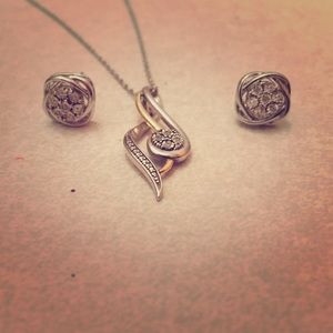 Kay Jewelers Necklace with matching earrings 😊