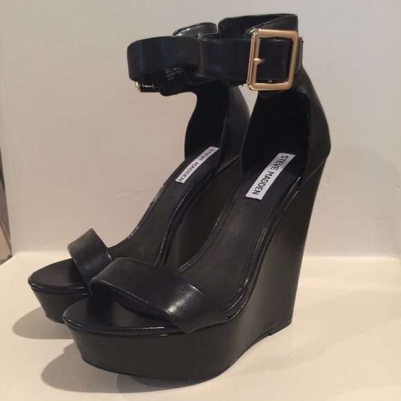 Steve Madden Xplicit Wedge SOLD OUT!!!!