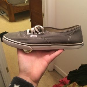 gray thin vans .