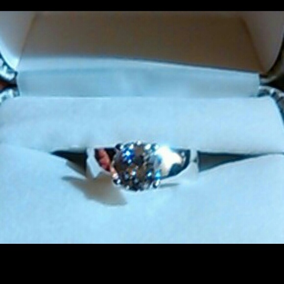 NWOT Georgeous Diamonique Ring size 7