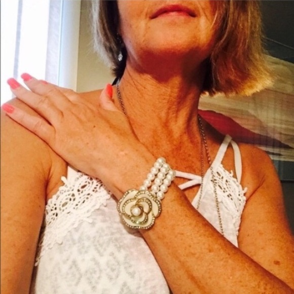 CLASSY CAMELLIA FAUX PEARL BRACELET - Picture 4 of 4