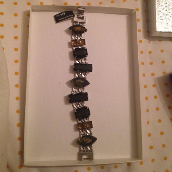 🚫SOLD IN BUNDLE🚫Silver Bracelet with Stones!