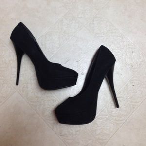 Black pumps