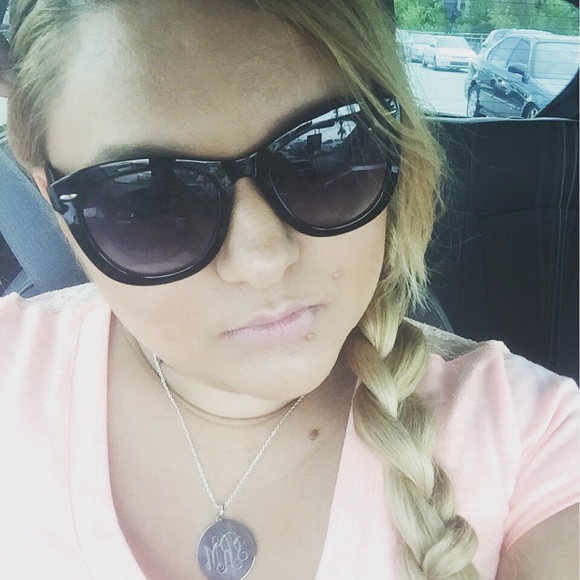 Meet your Posher, Priscilla - Picture 3 of 4