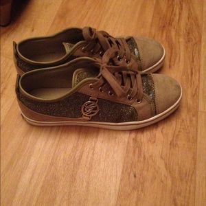 **SALE**. Guess glitter sneaker in 8M