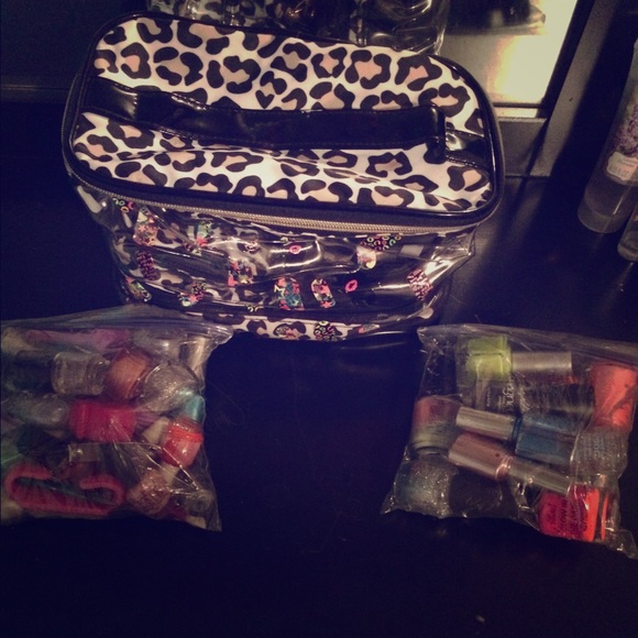 Nail polish and carrier case bundle💕💋