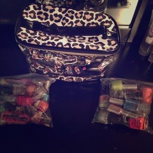 Nail polish and carrier case bundle💕💋