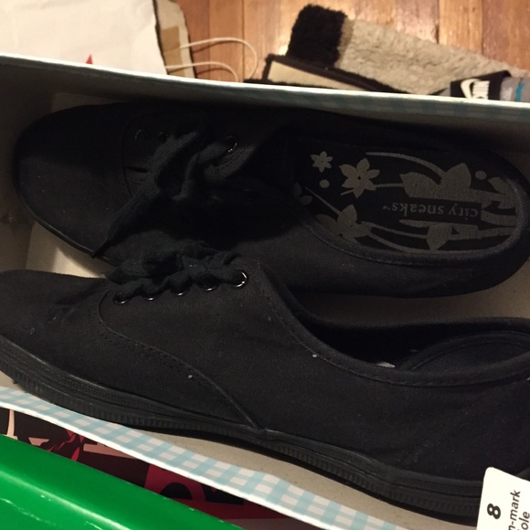 flat black shoes - Picture 1 of 2