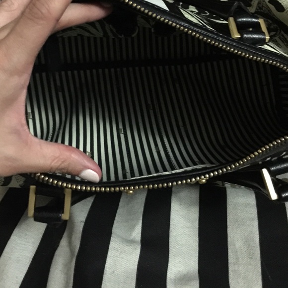 Handbags - Picture 2 of 4