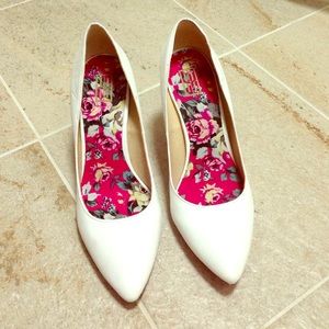 White pumps, worn twice, size 7