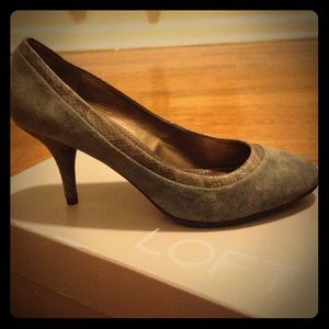 Ann Taylor Loft -kitten heels color: taupe size 7