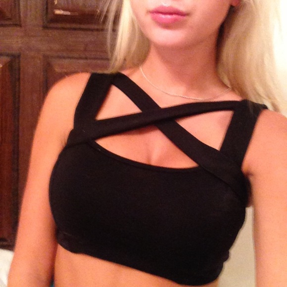 ❗️SOLD❗️Black cross front crop top - Picture 2 of 2
