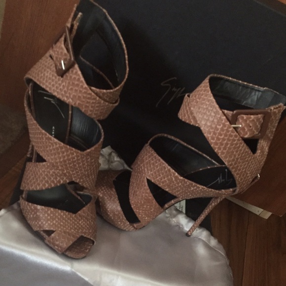 Brand new never worn - Picture 2 of 2