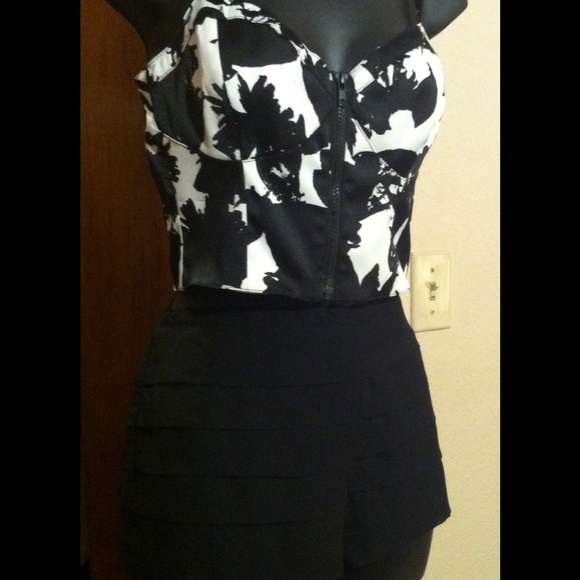 New Large Zipper Bra Shirt/ Black Layered Shorts