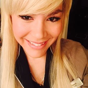 Meet your Posher, Yanet