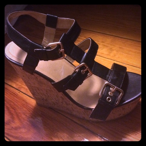 Size 8 black buckle wedges!