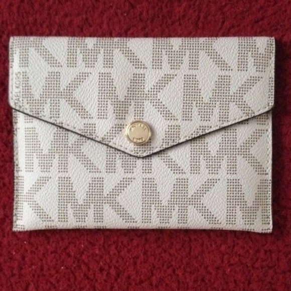 Michael Kors Vanilla Passport Case