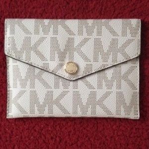 Michael Kors Vanilla Passport Case