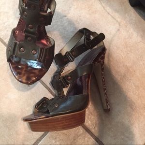 Bebe size 7 army green w zebra print heel.