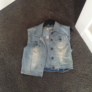 Sleeveless jean jacket