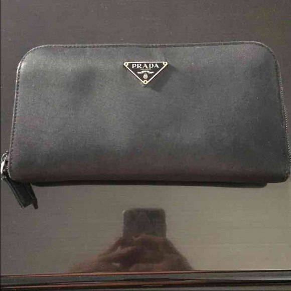 Prada wallet🌸