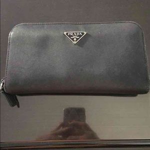 Prada wallet🌸