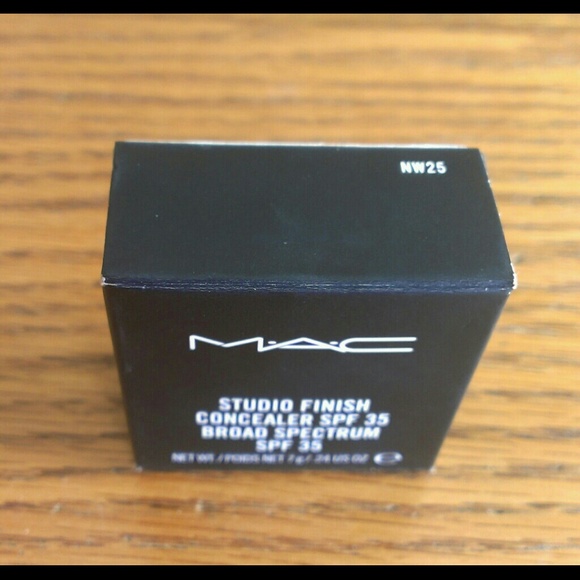 M.A.C. Studio Finsh Concealer SPF 35 NW25