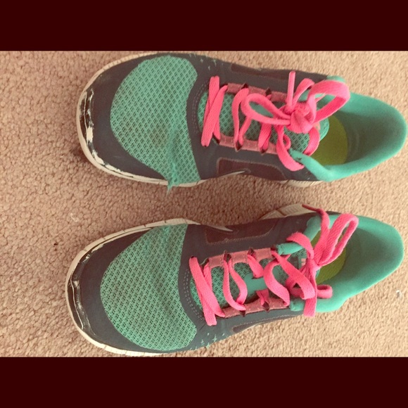 🚫SOLD🚫Nike Free Running Shoes size 5.5