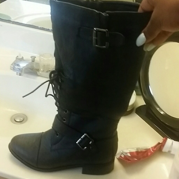 Black winter boots