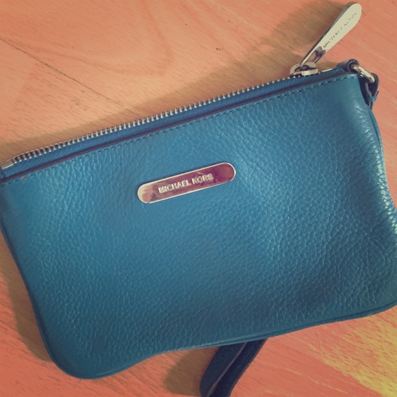 Michael Kors Teal leather clutch LIKE NEW - Picture 1 of 3