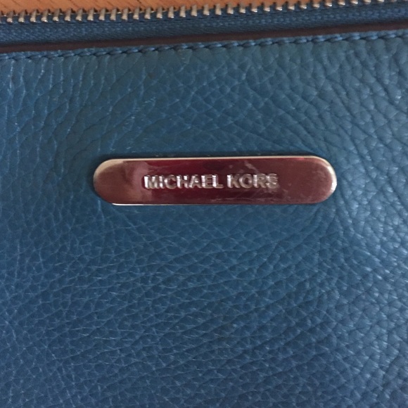 Michael Kors Teal leather clutch LIKE NEW - Picture 2 of 3
