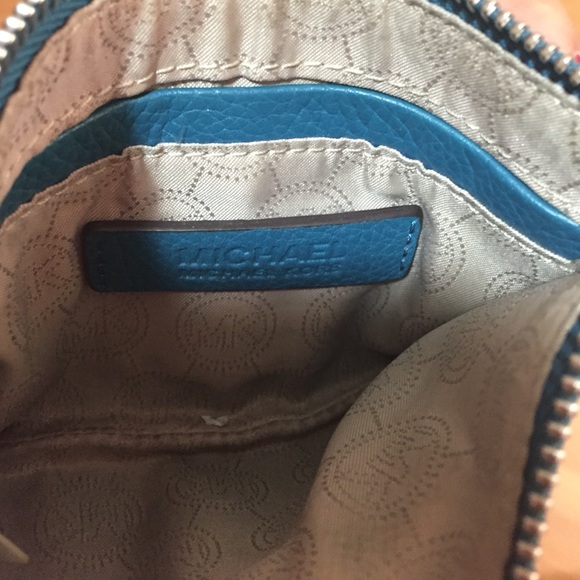 Michael Kors Teal leather clutch LIKE NEW - Picture 3 of 3