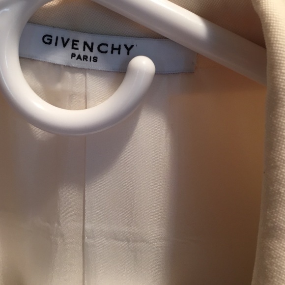 Winter white pants suit. DESIGNER