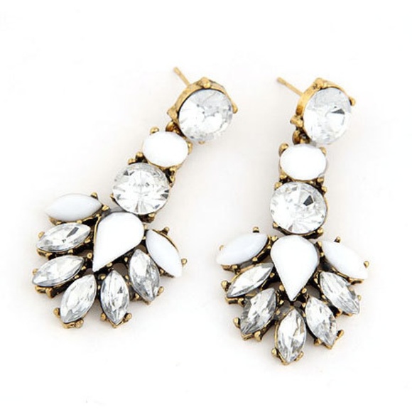 Jewelry - 💥SALE💥Gorgeous white earrings