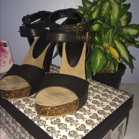 Black Pumps - Picture 2 of 4