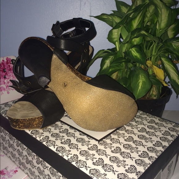 Black Pumps - Picture 3 of 4