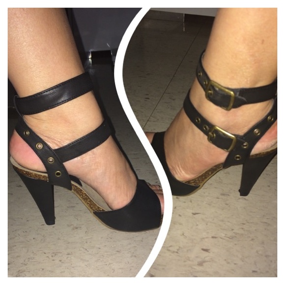 Black Pumps - Picture 4 of 4