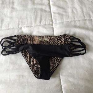 Black acacia bottoms