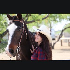 Meet your Posher, Ayla sandra