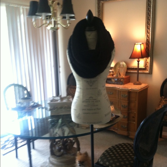 Accessories - Extra think and chunky black Infiniti scarf