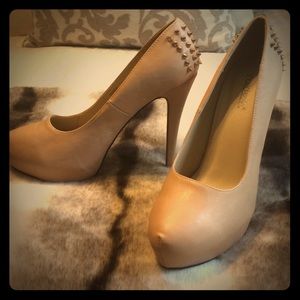 Spike back Shoedazzle tan pumps (Size 10)