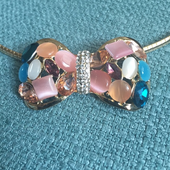 Adorable bowtie necklace