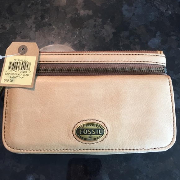 Explorer flp clutch   Light tan. Made by Fossil