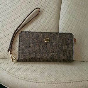 MK WALLET\CELL WRISTLET